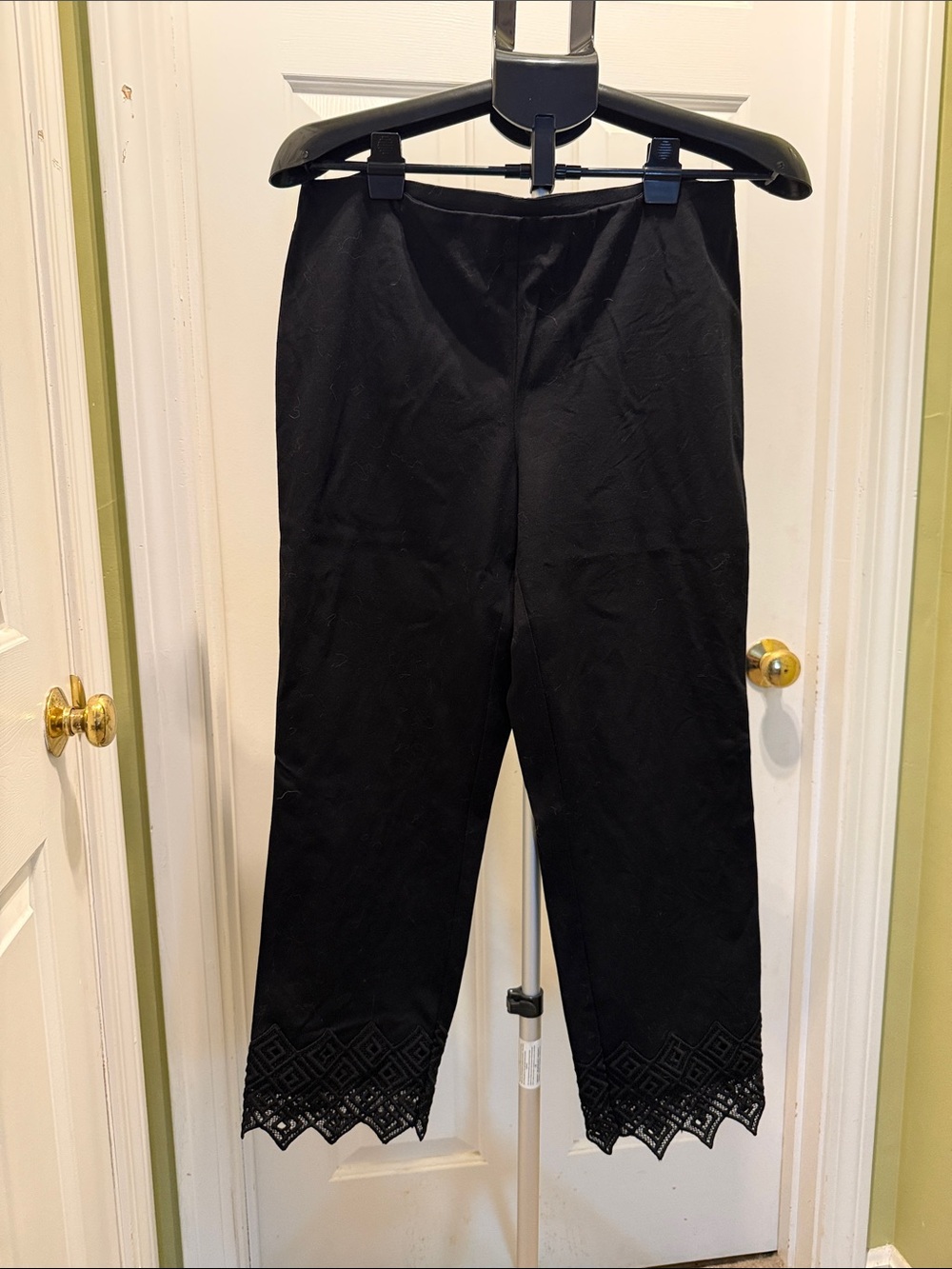 Alfani Black Cropped Capris with Lace Trim